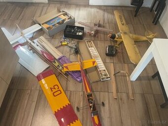 Letadla a vrtulník + nabíječka Raytronic C12 + balza