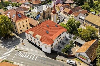 Multifunkční objekt přímo na náměstí v Sadské