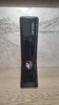 Xbox 360 Slim lesklá