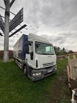 IVECO EUROCARGO 180E28 185 kW – plachta s hydraulickým čelem