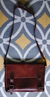 Hnědá kožená brašna přes rameno