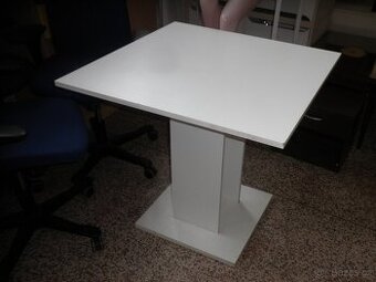 Bílý čtvercový jídelní stůl