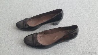 Černé lakované boty Ara