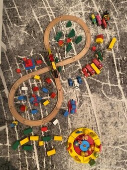Dřevěné městečko, železnice, vláčky, vrtulník, auta, kostky