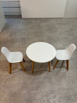 Stůl a 2 židle pro děti