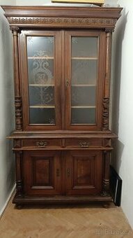 Starožitná skříň