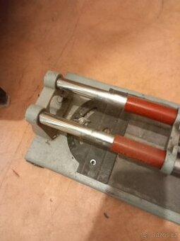 Řezačka na dlažbu