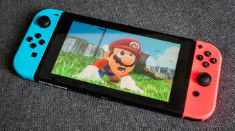Nintendo Switch s hrami a příslušenstvím