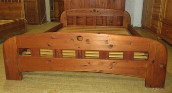 borovicová postel s roštem - celomasiv - Výborný stav