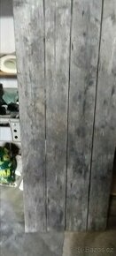 Dřevěný venkovní stůl