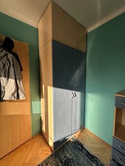 Prostorná šatní skříň se zakázkovou nástavbou (Javor / Prove