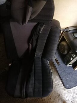 Mercedes W201 řidičova sedačka mírně roztrhaná