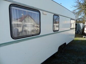 Dvouosý karavan Tabbert se stanem
