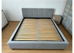 Čalouněná postel 180x200 s roštem