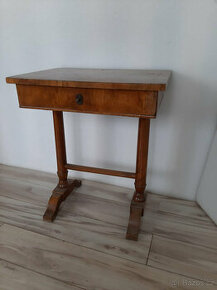starožitný stolek