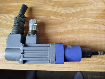 Servomotor MITSUBISHI s planetovou převodovkou.