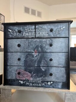 🖤 Parisienne – originální vintage skříňka s černou labutí