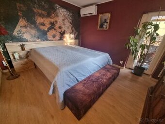 Manželská postel 180x200 včetně roštů, matrace a stolků Top