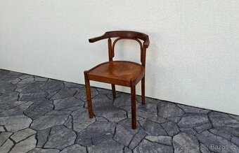 Celodřevěné křeslo po renovaci