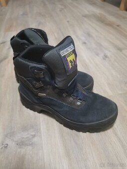 Dámské zimní sportovní boty vel. 39. Modrá barva.