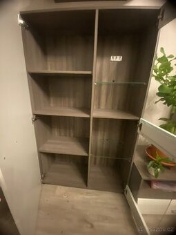 Moderní skříň / vitrína – bílý lesk + sklo