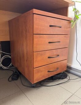 estava kancelarskych stlu