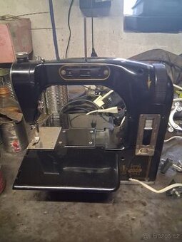 Sběratelský kufříkový šicí stroj NDR