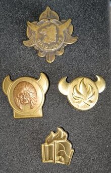 4x Odznaky: Tramp-tramping, skaut-skauting, pionýr..