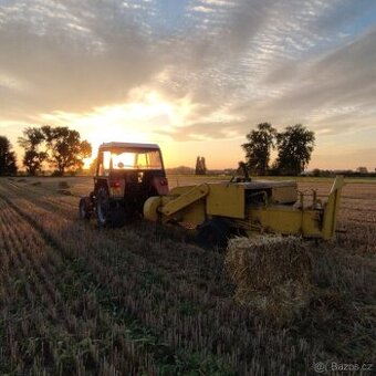Malé hranaté balíky pšeničné slámy