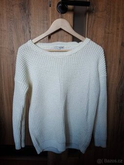 Bílý příjemný svetr, jen párkrát nošené
