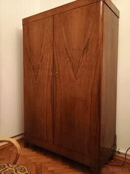 Starožitná leštěná skříň cca 30. léta