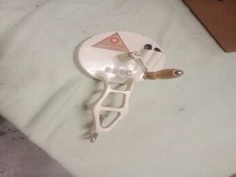 Starožitný litinový mlýnek na fazole