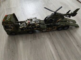 Vojenský tahač vrtulník a tank