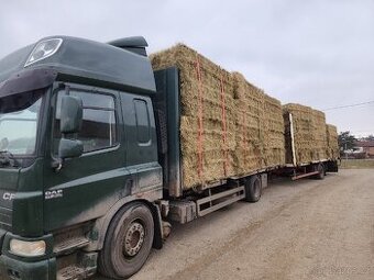 Doprava kulatých balíků sena slámy senáže