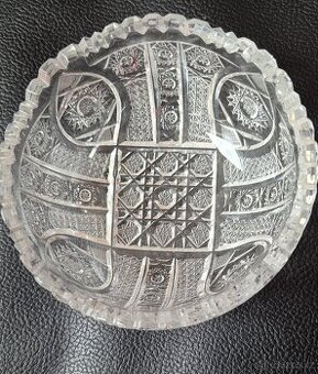 Krásná ručně broušená miska z olovnatého křišťálu