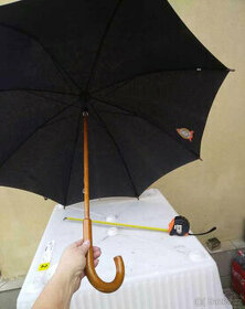 Starožitné deštníky s dřevěnými držadly, jedno ozdobné