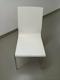 Plastová židle s kovovýma nohama. - 1
