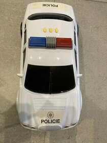 policejní auto bliká houká