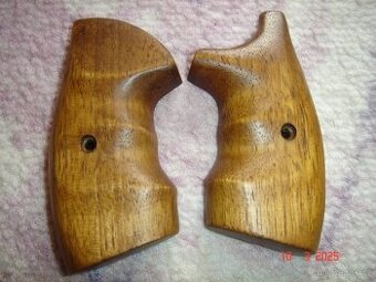 Prodám krásné, nové, dřevěné střenky na revolver Kora.......