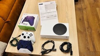 Xbox Series S 512 GB plus dva ovladače s dokovaci stanicí