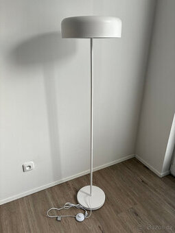 Stojací lampa IKEA v bílé barvě, 2x LED žárovka