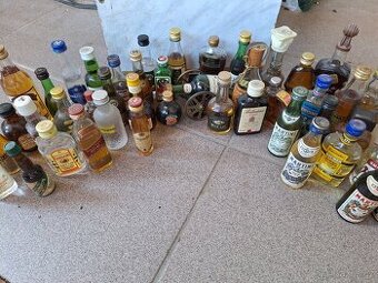 Lahvičky s alkoholem - sbírka