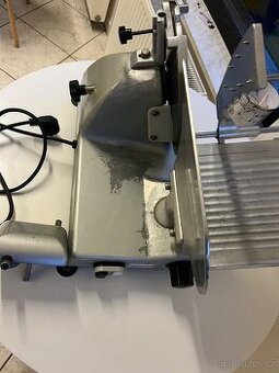 Nářezový stroj na uzeninu