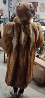 Dámský kožich s čepicí