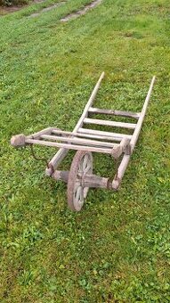 Dřevěný starožitný trakař