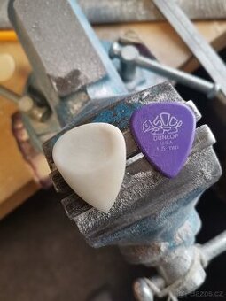 Kostěné trsáttko s jamkou a drážkou