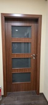 Vnitrni dvere od Sapeli vcetne obložek,7 kusů