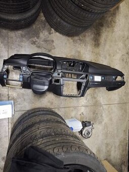 Palubní deska BMW e90, e91 s kapličkou a nápojáky