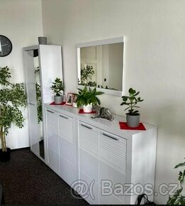 Kancelářská skříň, stůl a židle