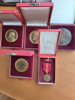 4ks plaketa 1ks medaile viz foto